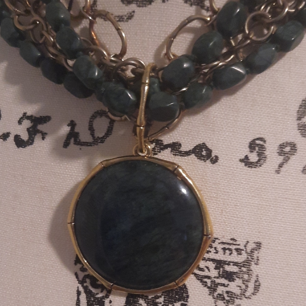 Elegant Gold and Green Necklace - Picture 2 of 4